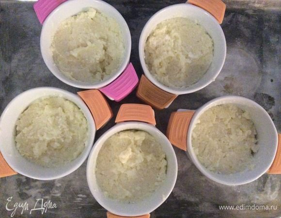Порционные формочки слегка смазать растительным маслом и выложить в них творожную кашицу. У меня получилось 5 формочек.