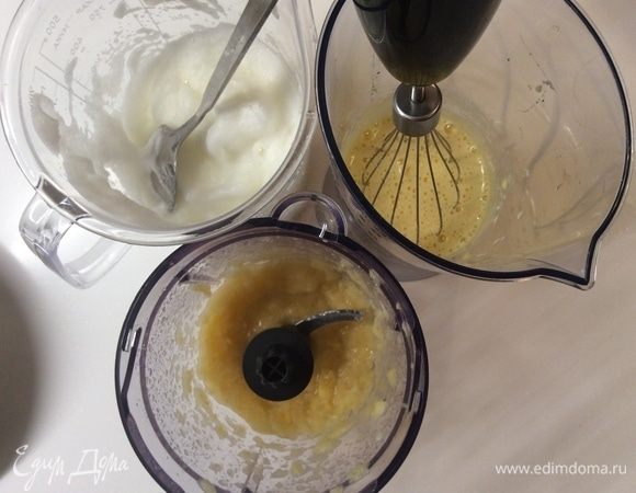 Возвращаемся к суфле. Для него у нас есть взбитые белки, взбитые желтки, загорелая кокосовая стружка и тот ананас, что остался (2 колечка у меня), необходимо взбить в блендере.