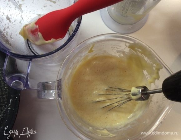 А теперь соединяем все ингредиенты для суфле. Бережно и аккуратно, чтобы не потерять объем, но тщательно его  перемешиваем.