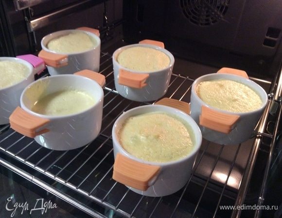 Выкладываем суфле поверх колечек ананаса. У меня все суфле не уместилось в пять керамических формочек, пришлось в шестой просто запечь его без всего. Ставим в разогретую до 180°С духовку на минут 30. Необходимо следить за духовкой. Верх должен зазолотиться.