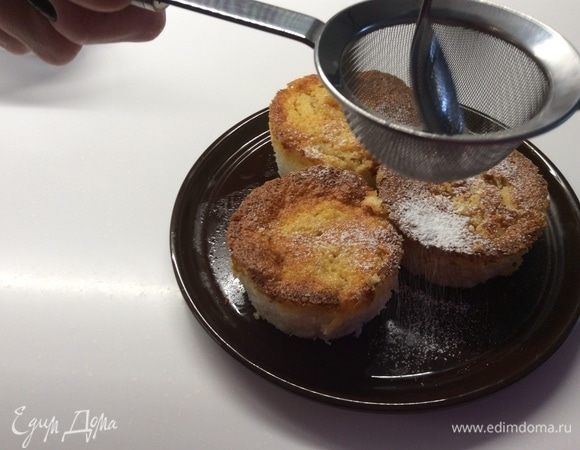 Готовое суфле необходимо полностью остудить и только потом, пройдясь по бортикам формочек ножиком, извлечь наш завтрак. Осторожно! Пудинги очень нежные и хрупкие. Посыпаем сверху сахарной пудрой.
