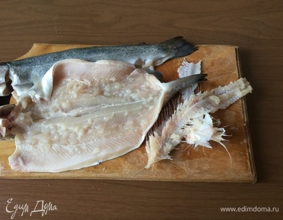 Чистим и моем рыбу. Вынимаем кости.
