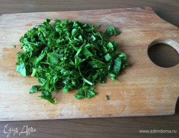 Нарезаем шпинат.