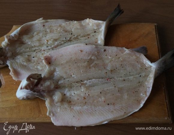 Обмазываем рыбу пряным маслом.