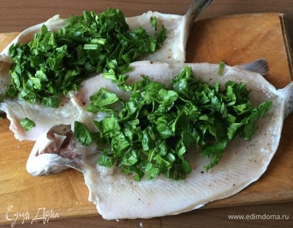 Выкладываем шпинат на рыбу.