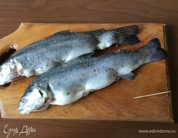 Закрываем рыбу и скалываем зубочистками.