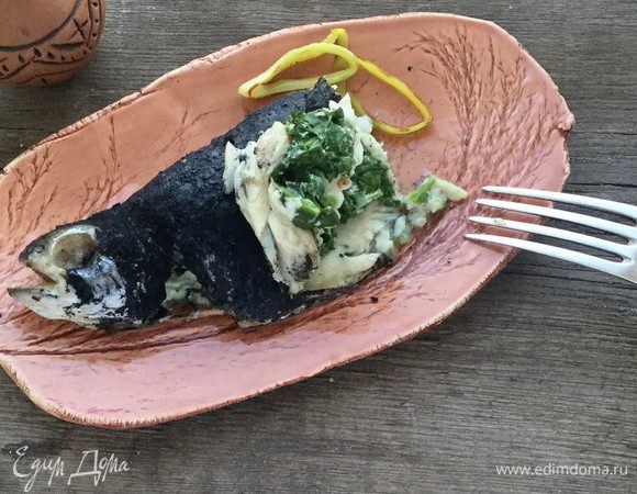 Мякоть форели контрастирует по цвету с зольной кожей, немного устрашающий вид черной рыбки отступает перед натуральным и сочным вкусом мякоти. Приятного!