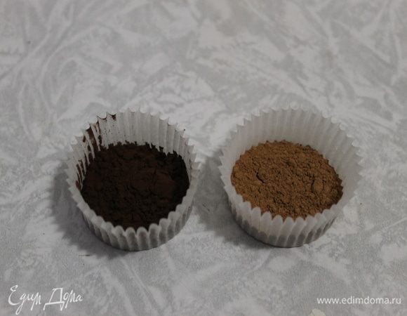 Сразу хочу обратить внимание на какао, которое используется для этого печенья. Желательно купить алкализированное какао хорошего качества, т.к. с ним ваше печенье обретет тот самый настоящий шоколадный вкус и цвет. Если у вас нет возможности купить это какао, используйте обычное, которое имеется в наших магазинах, но вкус печенья пострадает. Для наглядности я в капсулы положила какао марки «Красный октябрь» и слева то самое алкализированное, которое желательно использовать для наилучшего вкуса.