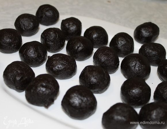 Из указанных продуктов замесите тесто. Сливочное масло комнатной температуры разотрите с сахаром, добавьте яйцо и тщательно перемешайте его с масляной смесью.
Какао, муку и разрыхлитель хорошо перемешайте и в два приема введите в масляную смесь. При необходимости добавьте в тесто 1–2 ложки молока. Тесто по структуре должно быть мягким, хорошо лепиться, поэтому регулируйте вязкость, или молоком, или при необходимости добавьте муку. Разделите тесто на кусочки весом по 20 г и  скатайте шарики.