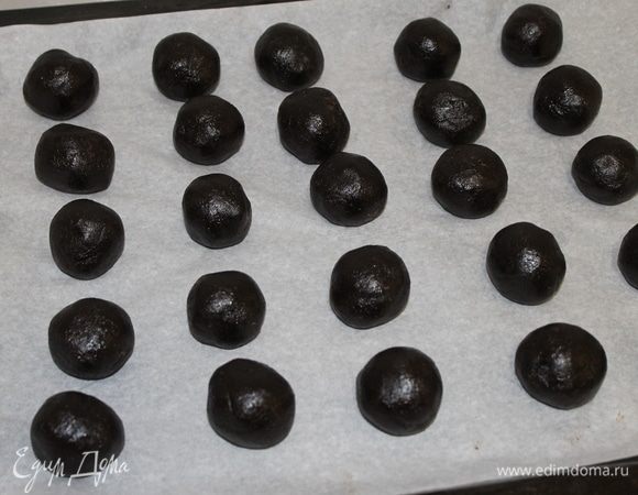 Если тесто от ваших рук сильно согрелось, поставьте противень с печеньем в холодильник или прохладное место.