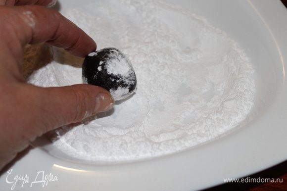 Охлажденное печенье можно отправить в горячую духовку выпекаться, а можно каждый шарик для получения красивого рисунка на нем, обвалять в сахарной пудре.