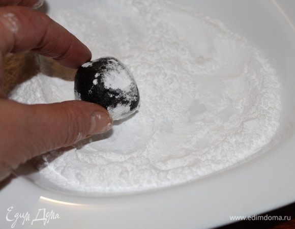 Охлажденное печенье можно отправить в горячую духовку выпекаться, а можно каждый шарик  для получения красивого рисунка на нем, обвалять в сахарной пудре.