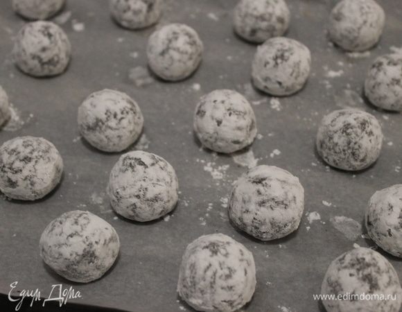 Что бы печенье при выпечке не растеклось в лепешку, его нужно перед выпечкой охладить в течение часа.