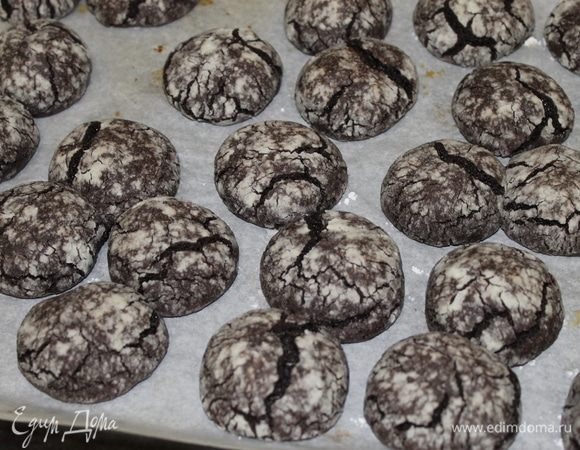 Предварительно нагрейте духовку до 180°С и выпекайте печенье в течение 10 минут. Старайтесь не передержать в духовке, чтобы не пересушить. Передержанное печень будет твердым и не таким нежным, каким должно быть.