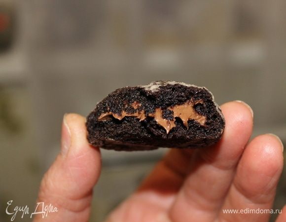 Готовое печенье оставьте на противне немного остыть и через 5 минут переложите на блюдо.