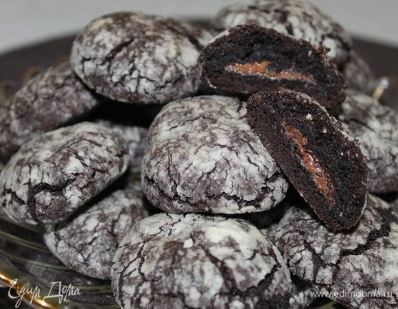 Шоколадное, с нежное кремовой начинкой печенье — настоящее блаженство для любителей шоколада.
Наслаждайтесь!