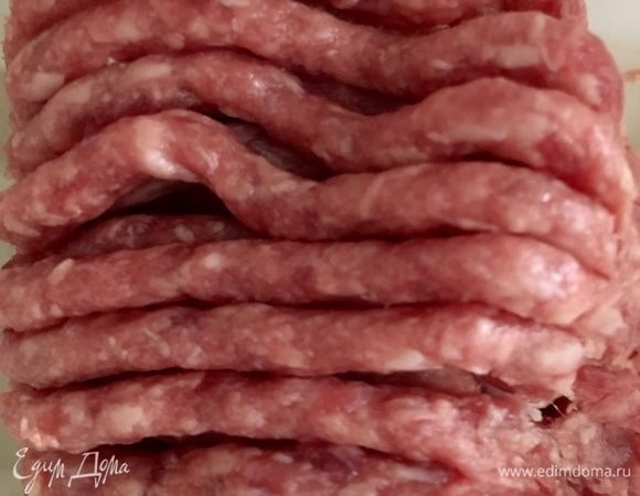 Приготовления начинаются с подготовки мяса. Берем говядину и перекручиваем через мясорубку с насадкой с крупными отверстиями.