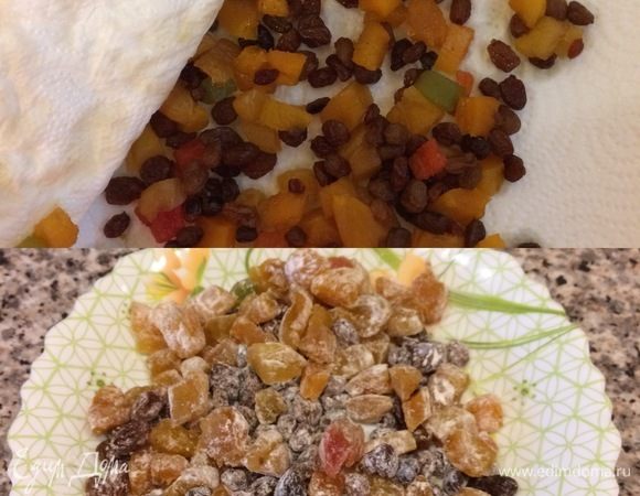 После того как с сухофруктов стекла жидкость, их надо хорошо обсушить бумажным полотенцем, а потом добавить муку и перемешать.