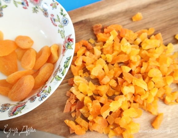 Нарезать курагу маленькими кубиками.