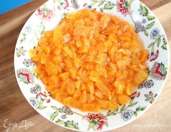 Добавить сухое белое вино и оставить на пару часов, если курага мягкая, если жесткая, то на ночь.