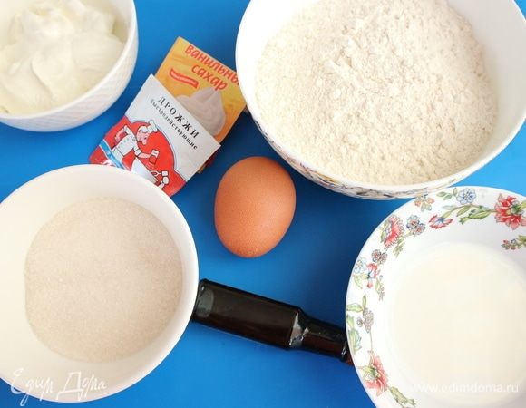 Приготовить все необходимое для дрожжевого теста.
