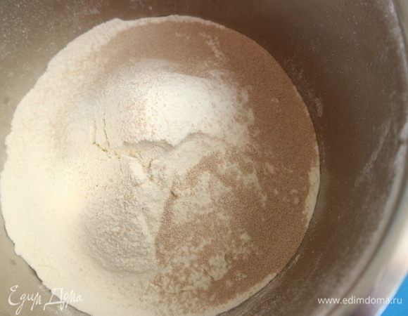 Муку просеять, тщательно перемешать с сухими дрожжами. 