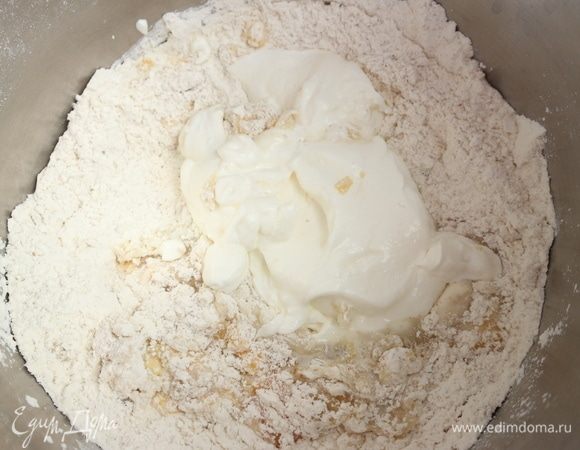 Добавить сахарный песок, ванильный сахар, экстракт ванили, яйцо, сметану и слегка теплое молоко.