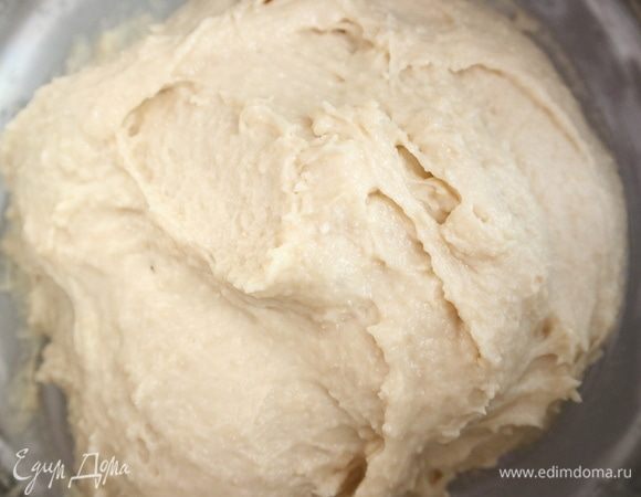 Перемешать миксером сначала на небольшой скорости, затем скорость увеличить, 5 минут взбивать. Кастрюлю с тестом накрыть полотенцем, оставить до заметного увеличения объема.