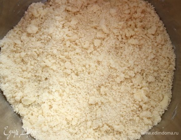 Песочное тесто. В муку добавить сахарный песок, ванильный сахар, сливочное масло и соль. 