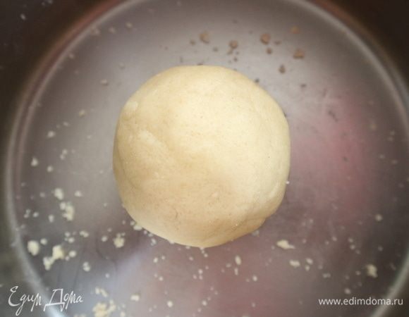 Перемешать до однородной структуры, скатать в шар, поместить в пленку, убрать в холодильник.