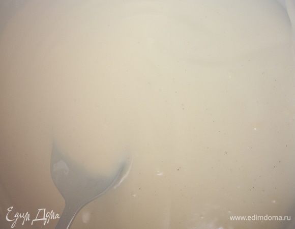 315 г молока вскипятить, снять с огня и при постоянном помешивании добавить приготовленную ранее смесь. Еще раз довести до кипения и, постоянно помешивая, варить до загущения около 1 минуты. Дать пудингу немного остыть.