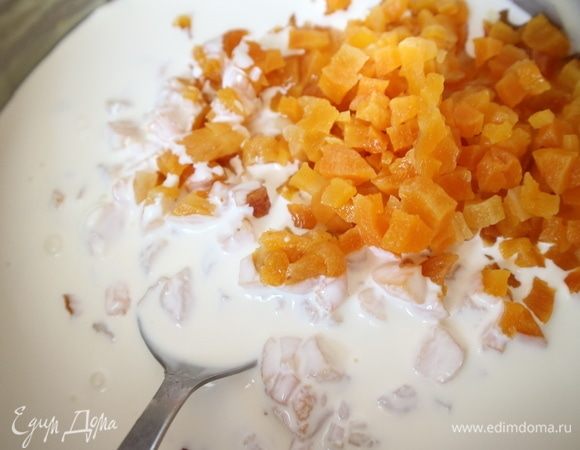 Затем — ванильный сахар, сливки. 