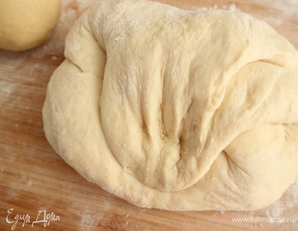 Здесь видно, какое дрожжевое тесто мягкое.