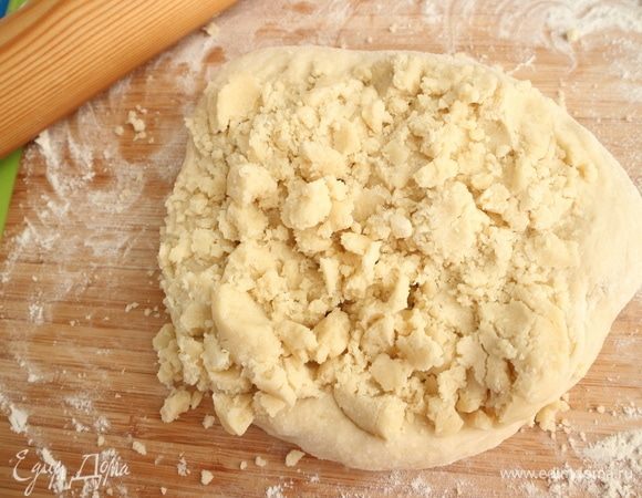 Тщательно перемешать дрожжевое тесто с песочным тестом. 