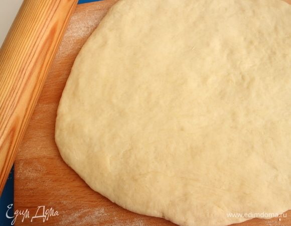 Раскатать тесто сначала слегка на поверхности, посыпанной мукой. 