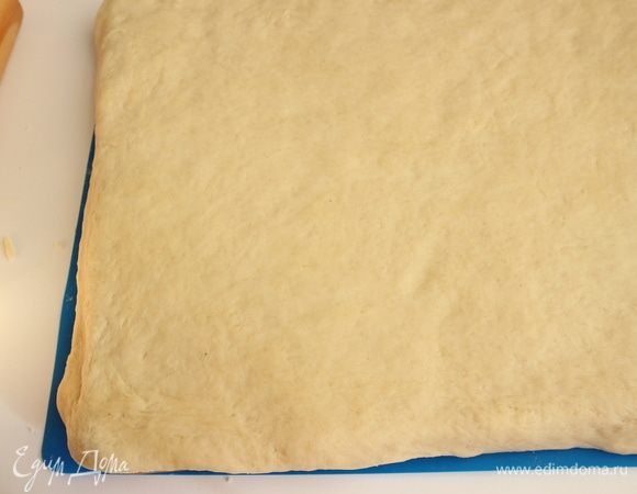 Затем раскатать в прямоугольную пластину размером 50 см х 30 см.