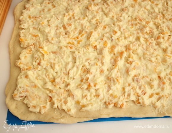 Намазать равномерно начинкой, с краев оставить не смазанными полосы в 1 см. 