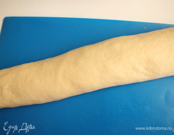 Скатать рулет по длинной стороне.