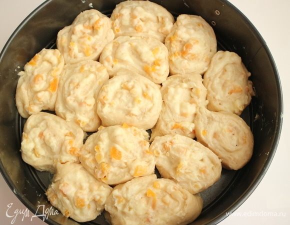 Рулет разрезать на кусочки шириной 3 см. Дно и борта формы смазать оливковым маслом. Кусочки рулета выложить в форму вертикально. Оставить минут на 10 в форме. 