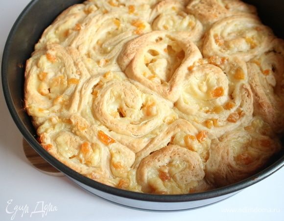 Поместить форму в духовку на 45–50 минут. Вынуть из духовки, ножом пройтись по краю формы. 