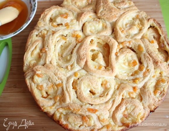 Снять боковую часть формы. Джем (2 ст. л.) смешать с водой (2 ст. л.), поставить сотейник со смесью на огонь, прокипятить. Пропустить через сито. 