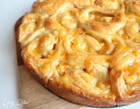 Смазать пирог сразу после выпечки кисточкой горячим джемом. Дать остыть.