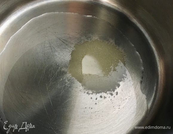 В сотейнике растопить растительное масло с чайной ложкой сливочного.