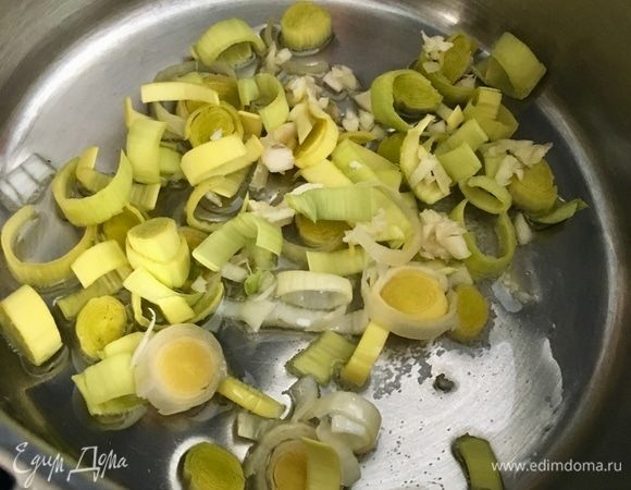 К хорошо разогретому маслу отправляем лук-порей и чеснок. Даем овощам подрумяниться.