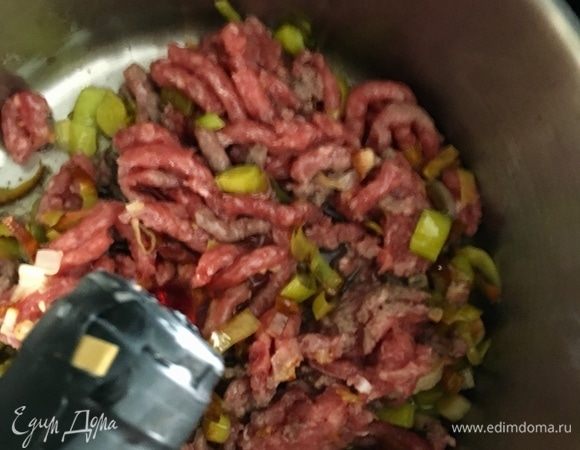 Как только овощи станут мягче, добавляем к ним фарш, солим и перчим по вкусу. И вливаем вино. Для данного рецепта я взяла хорошее красное полусухое вино. Перемешиванием. Даем алкоголю выпариться, оставив лишь приятный винный аромат в нашем мясном соусе. Добавляем затем немного горячего бульона (у меня куриный для более насыщенного и богатого вкуса мясного соуса).