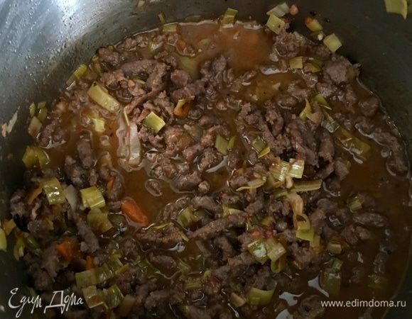 Теперь тушим наш соус-рагу под крышкой. Если честно, я тушила до такого состояния, чтобы получился именно густой мясной соус. Это заняло у меня примерно 30 минут. Густоту соуса советую регулировать на свой вкус. У меня была задача приготовить именно густой насыщенный соус. Если жидкость выпарилась, можно добавить еще бульона или вина для аромата. Чего больше хочется. Если, наоборот, кажется, что жидковато, то еще потомить. И еще я добавила четверть чайной ложечки сахара, чтобы сбалансировать томатный вкус.