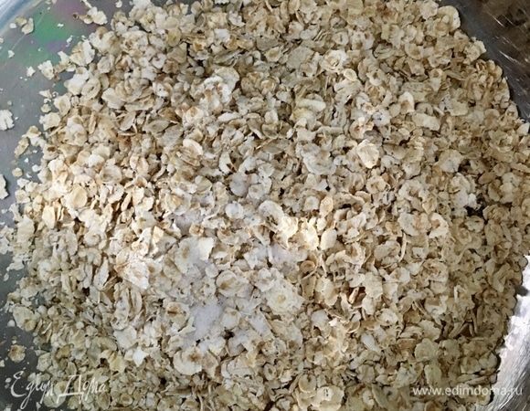 Пока готовился соус, отварим овсяные хлопья привычным вам способом.