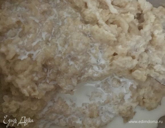 Я отваривала овсяные хлопья в воде со щепоткой соли и без сахара, конечно. В последний момент не удержалась и добавила 100 мл сливок. И, хочу сказать, получилось неимоверно вкусно. Сливочный вкус овсяной каши удачно оттеняется насыщенным мясным соусом! Густоту каши опять же советую регулировать под свой вкус. Мне хотелось именно густой каши, чтобы красиво и аппетитно подать с соусом завтрак.