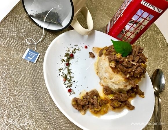 Когда овсянка готова, соус снят с плиты, наконец-то можно заваривать чай и сервировать блюдо к завтраку. Нежная сливочная овсяная каша, а прямо на нее выкладываем богатый сытный мясной соус с овощами, легким ароматом базилика и нотками красного вина.