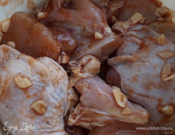 Для этого блюда можно взять куриные бедра и крылышки. В этот раз в магазине мне попалась голень курицы за хорошую цену, я взяла 10 штук, замариновала в пластиковой кастрюльке с солью, перцем, нарезанным чесноком и томатным кетчупом, накрыла крышкой и поставила в холодильник до следующего дня.